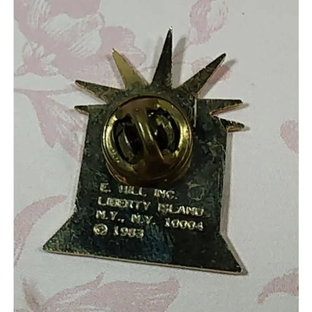 Aid Association for Lutherans 1983 Signed Statue of Liberty American Flag Pin